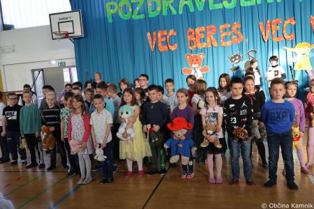 Otroci Osnovne šole Marije Vere so pozdravili pomlad in se spomnili knjižnih junakov (30)